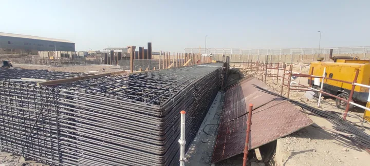 قفص كثيف من حديد التسليح بجوار ممر عمل مؤقت.