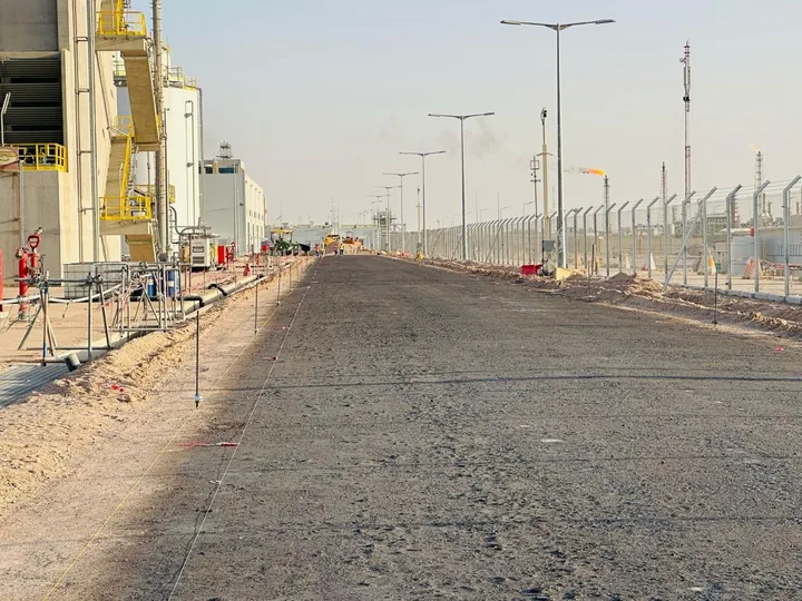 مسار طريق بطبقة داكنة وعلامات تحديد على جانبيه.